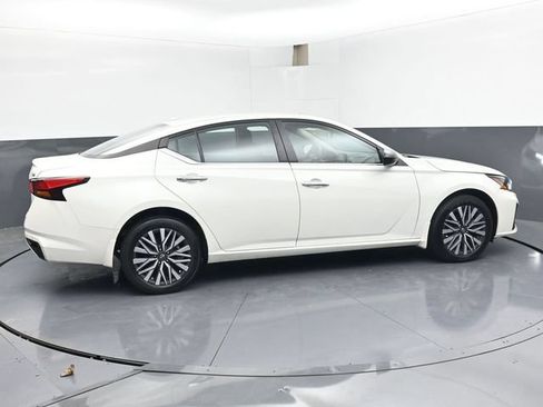 Used 2024 Nissan Altima 2.5 SV AWD/4WD image 3