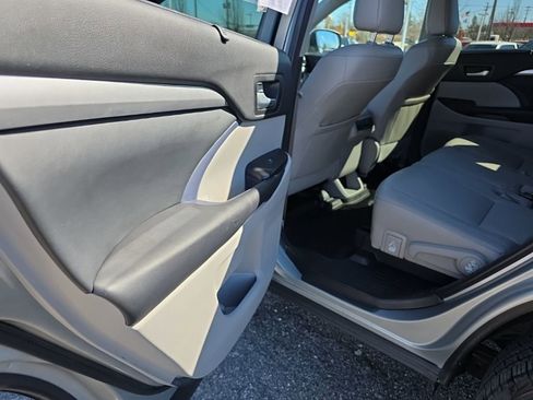 Certified 2018 Toyota Highlander XLE w/ Carpet Mat Package (TMS) image 12