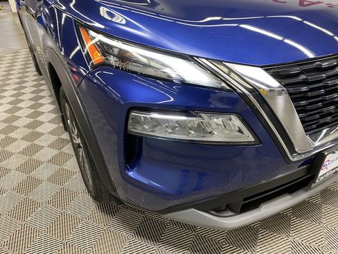 Used 2023 Nissan Rogue SV image 3