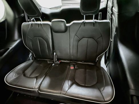 Used 2019 Chrysler Pacifica Limited w/ S Appearance Package FWD image 26