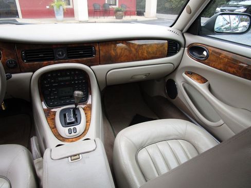 Used 2001 Jaguar XJ8 image 10