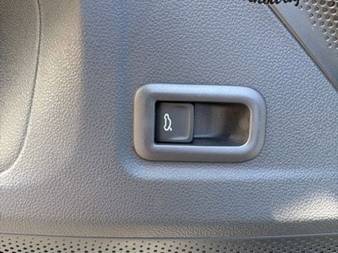 New 2026 Volkswagen Tiguan SE R-Line image 19