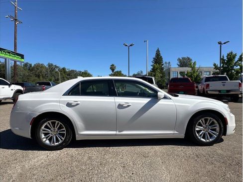Used 2016 Chrysler 300 Limited RWD image 9