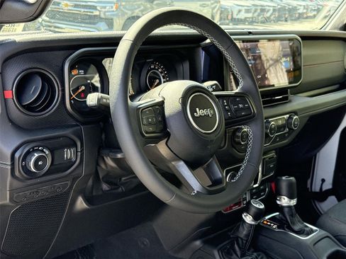 Used 2025 Jeep Wrangler Unlimited Rubicon AWD/4WD image 9