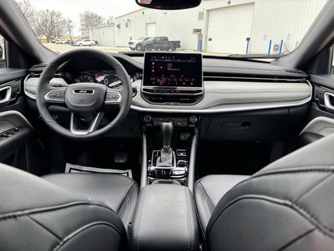 Used 2025 Jeep Compass Limited image 21