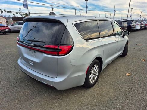 Used 2024 Chrysler Pacifica Touring-L image 2
