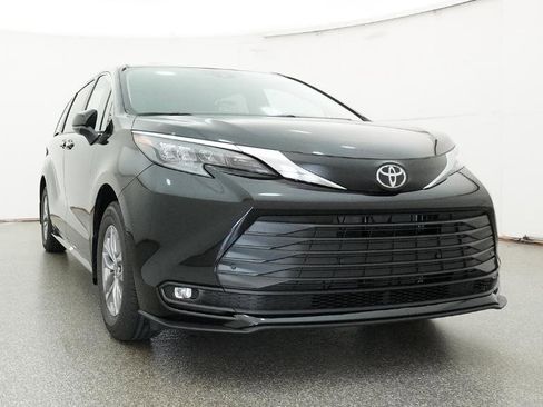 New 2026 Toyota Sienna XLE FWD image 10