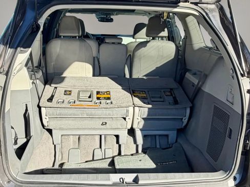 Used 2011 Toyota Sienna XLE w/ XLE Navigation Pkg image 7