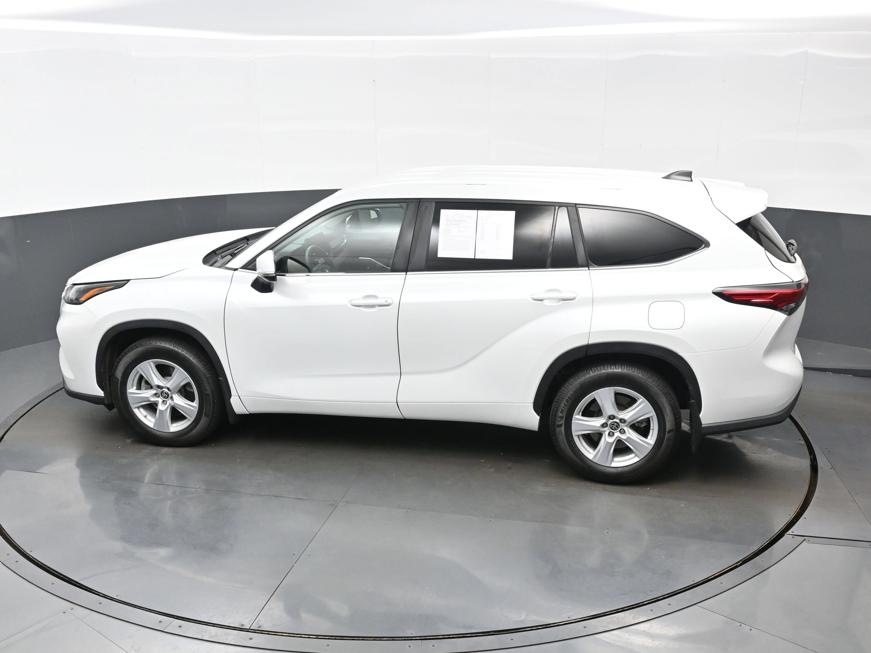 Used 2023 Toyota Highlander L AWD/4WD image 34