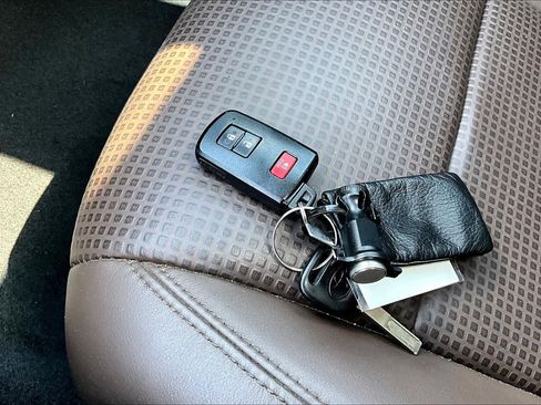 Used 2017 Toyota Tacoma Limited w/ Tow Package RWD image 15