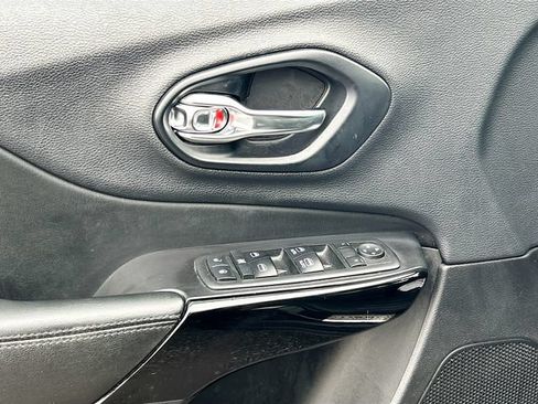 Used 2019 Jeep Cherokee Latitude Plus FWD image 14