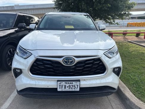 Used 2021 Toyota Highlander LE FWD image 2