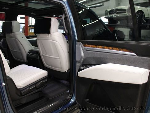 Used 2025 Cadillac Escalade ESV Sport Platinum w/ LPO, ONYX Package image 54