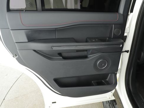 Used 2022 Ford Expedition Limited image 13