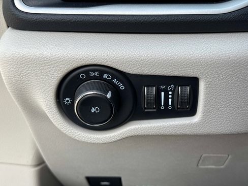 Used 2023 Chrysler Pacifica Touring-L FWD image 31