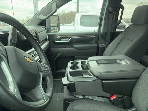 Used 2025 Chevrolet Silverado 2500 LT w/ Convenience Package image 5