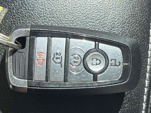 Used 2022 Ford Escape SE w/ Convenience Package FWD image 4