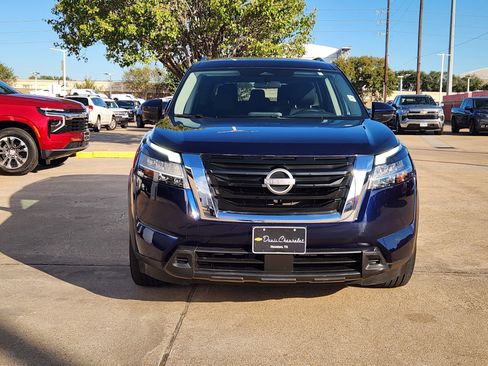 Used 2022 Nissan Pathfinder SV image 3