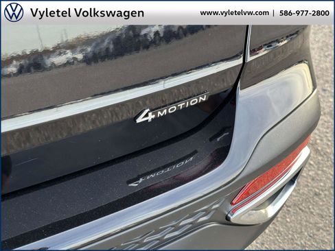 Certified 2023 Volkswagen Taos SE w/ Black Wheel Package image 10