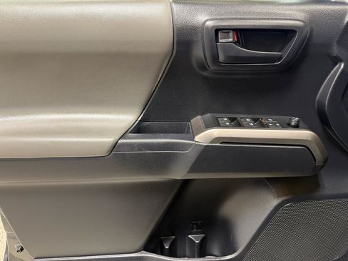 Used 2019 Toyota Tacoma SR5 AWD/4WD image 12