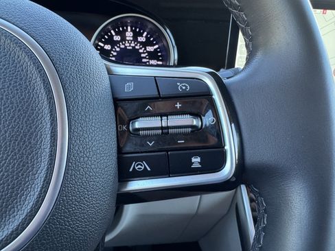 Used 2024 Kia Carnival EX image 14