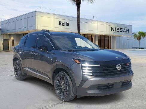 Used 2025 Nissan Kicks SR FWD image 10