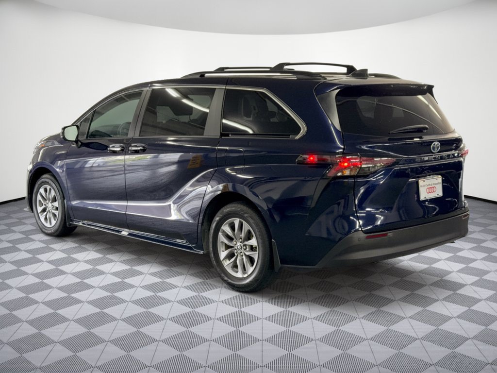 Used 2024 Toyota Sienna XLE FWD image 3