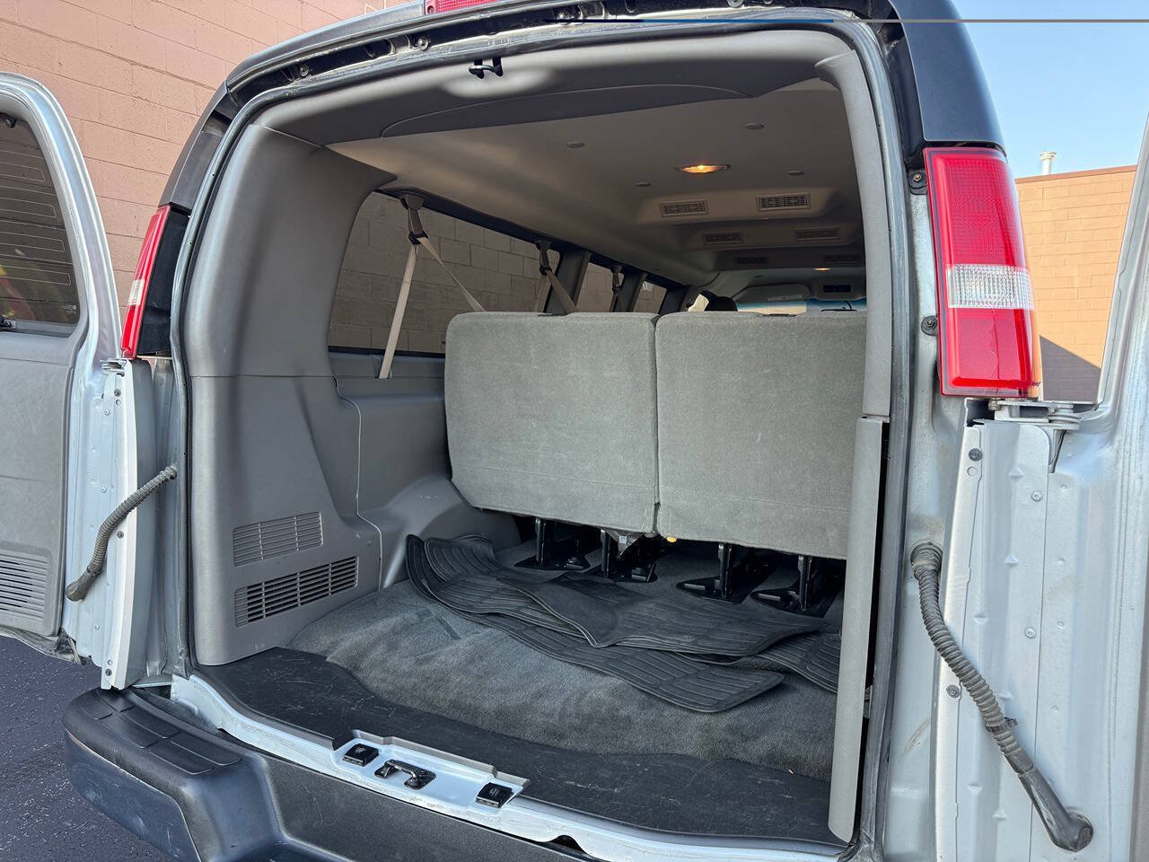 Used 2018 GMC Savana 3500 LT w/ LT Preferred Equipment Group RWD image 23
