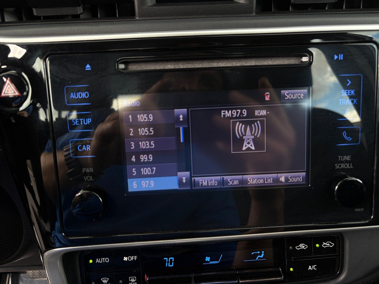 Used 2019 Toyota Corolla LE FWD image 18