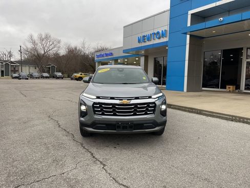 Used 2025 Chevrolet Equinox LT image 2
