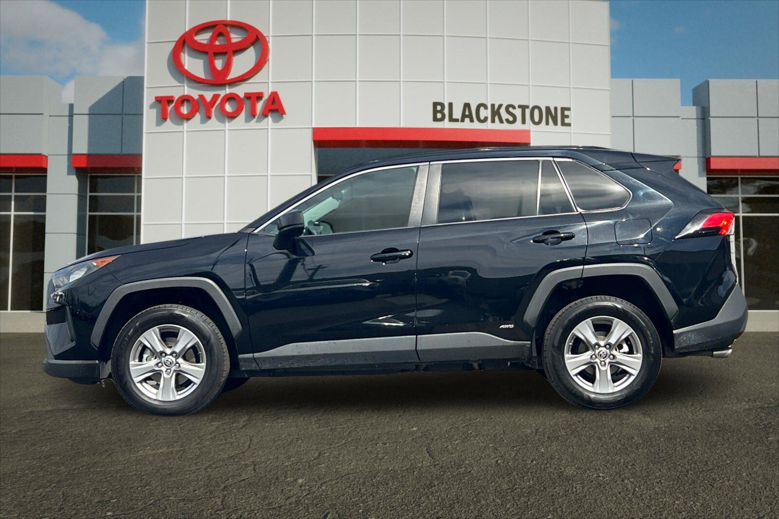 Certified 2022 Toyota RAV4 LE AWD/4WD image 6