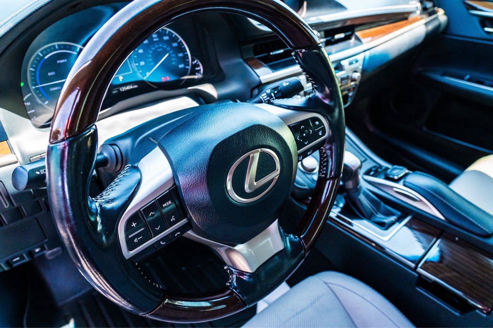 Used 2017 Lexus ES 300h w/ Luxury Package FWD image 8