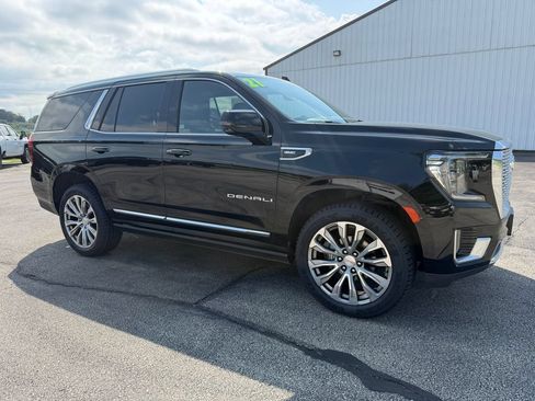 Used 2021 GMC Yukon Denali w/ Denali Premium Package AWD/4WD image 3
