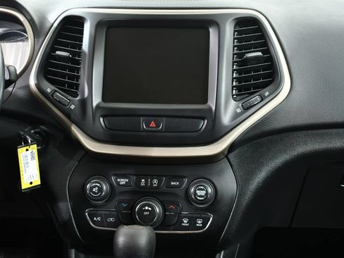 Used 2017 Jeep Cherokee Latitude AWD/4WD image 9