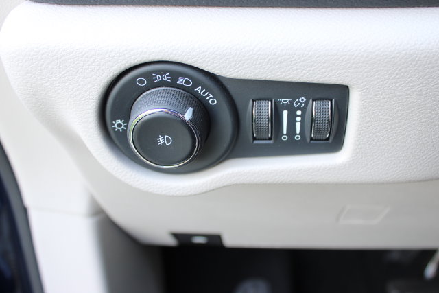 Used 2024 Chrysler Pacifica Limited FWD image 12