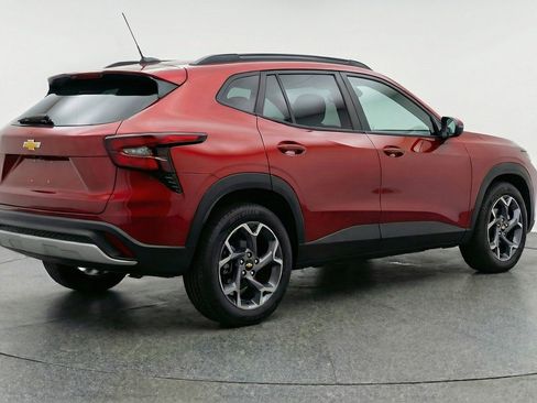 Used 2025 Chevrolet Trax LT FWD image 9