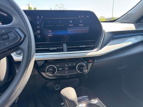 Used 2025 Chevrolet Trax LT FWD image 17