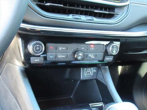 Certified 2024 Jeep Compass Latitude w/ Convenience Group image 23