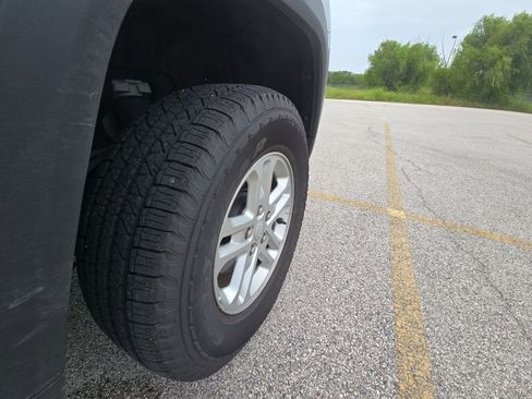 Used 2025 Jeep Grand Cherokee Laredo AWD/4WD image 14