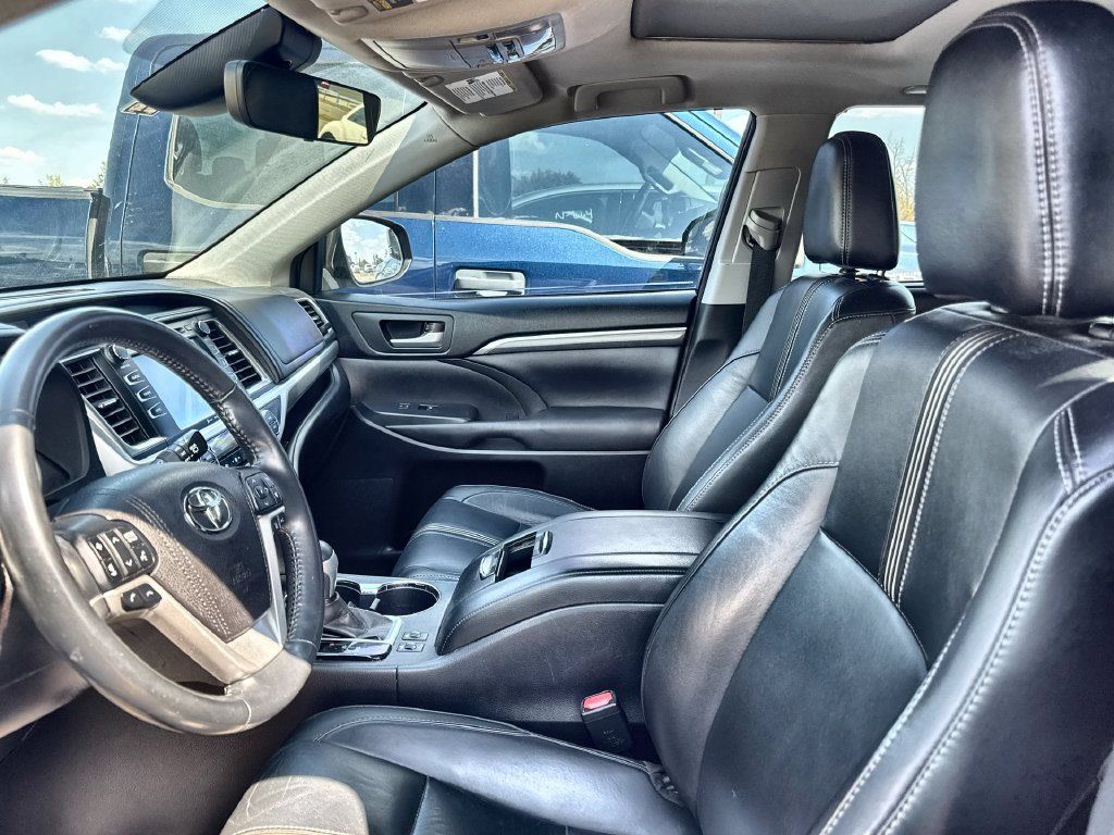 Used 2017 Toyota Highlander SE FWD image 2