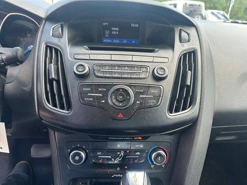 Used 2016 Ford Focus SE w/ SE Winter Package FWD image 16