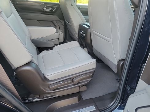 Used 2023 GMC Yukon SLT w/ SLT Luxury Package image 15