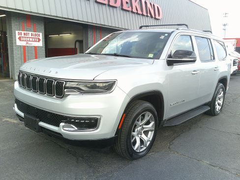Used 2023 Jeep Wagoneer 4WD image 2