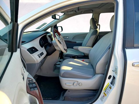Used 2013 Toyota Sienna XLE image 11