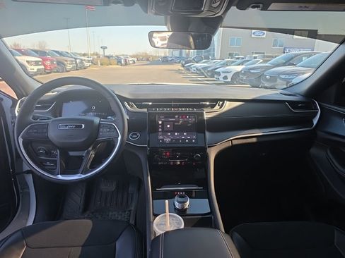 Used 2025 Jeep Grand Cherokee L Altitude image 8