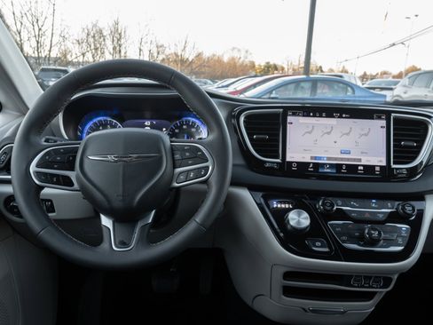 Used 2024 Chrysler Pacifica Touring-L image 27