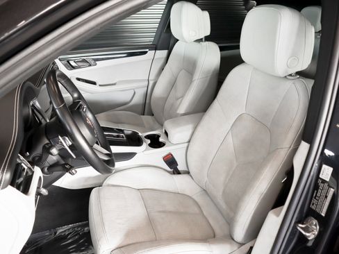 Certified 2022 Porsche Macan image 5
