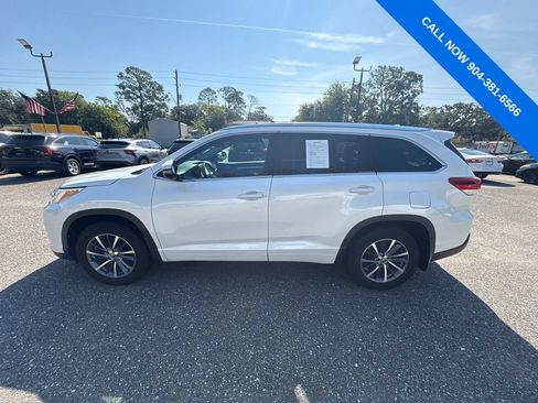 Used 2017 Toyota Highlander XLE AWD/4WD image 3