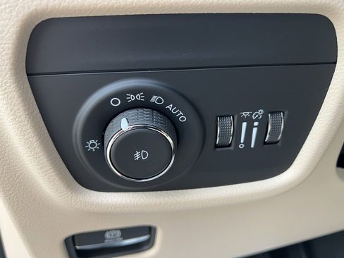 New 2025 Jeep Grand Cherokee L Limited w/ Luxury Tech Group II image 34