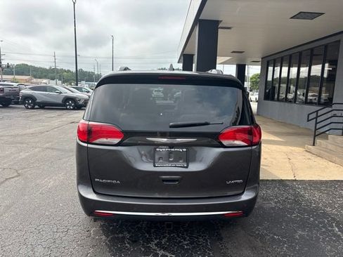 Used 2019 Chrysler Pacifica Limited w/ Advanced Safetytec Group FWD image 10